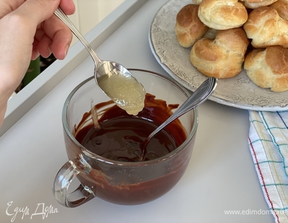 Приготовить глазурь, растопив шоколад и сливочное масло. Смешать с медом. Охладить.