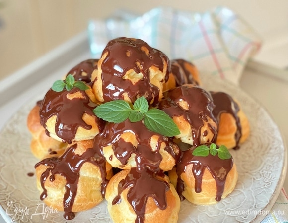 Полить профитроли глазурью.