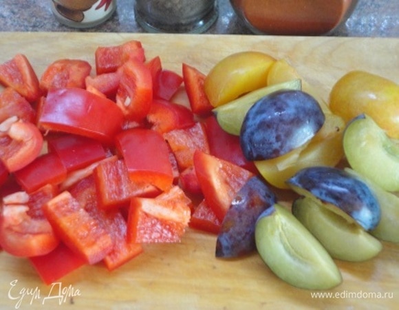 Рис отварить. Перец нарезать кубиком, сливу (у меня твердые синяя и желтая) — на четвертинки. Чеснок порубить.