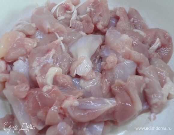 Мясо нарезать кусочками «на один укус».