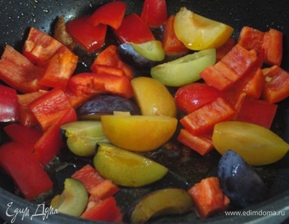 Готовое мясо убрать со сковороды, а в оставшееся выложить овощи и жарить при сильном нагреве 5 минут.