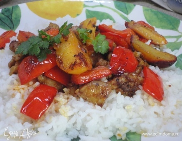 Для подачи выложить рис на тарелку, сверху — мясо, а на него — овощи.