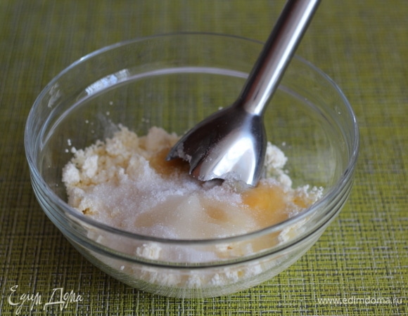 В чаше смешиваем творог, сахар, соль, яйца.