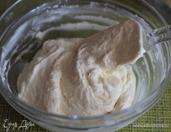 Добавляем просеянную муку с разрыхлителем и растопленное сливочное масло. Все хорошо перемешиваем лопаткой.