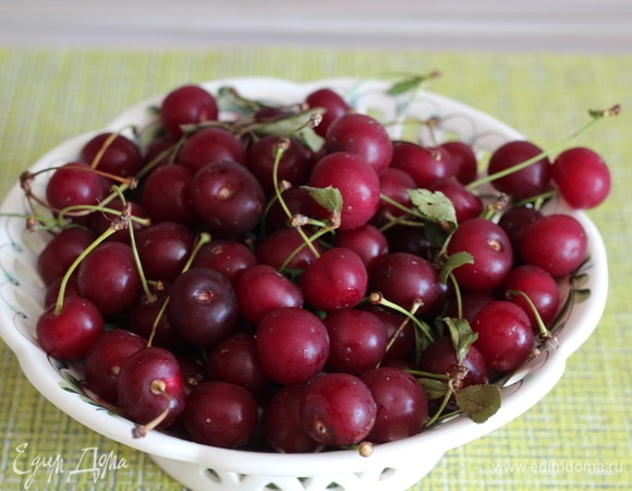 Вишню моем, убираем хвостики и косточки. Вполне подойдет и замороженная вишня.