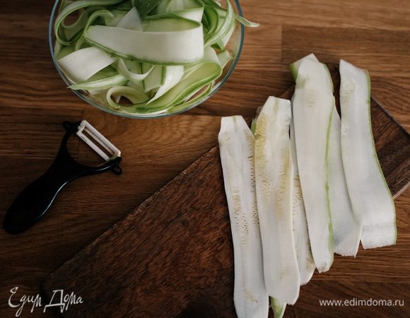 Кабачки нужно промыть и нарезать на слайсы.