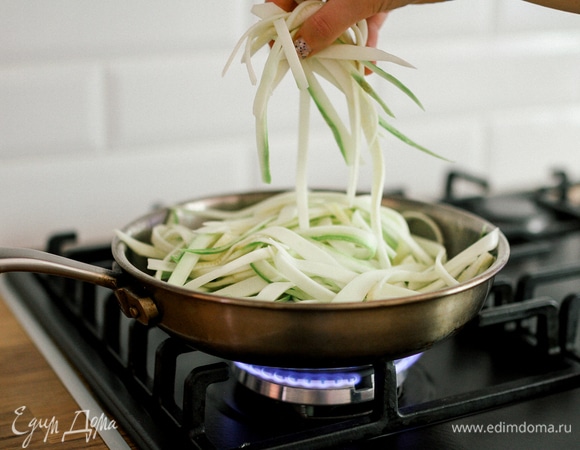 На разогретую сковороду бросить кусочек сливочного масла и тушить кабачки, пока они не уменьшатся в объеме, примерно 3–5 минут.
