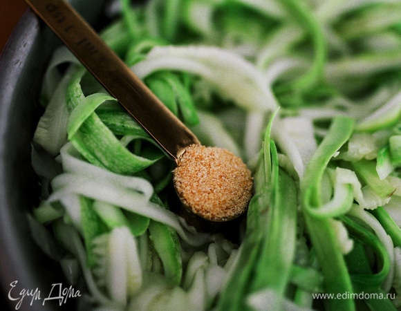 Затем добавить гранулированный чеснок, соль, перец. Хорошо перемешать.