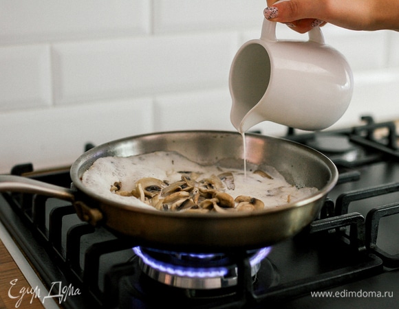 Для соуса нужно обжарить грибы в небольшом количестве растительного масла, 2–3 минуты. Влить сливки и немного посолить. На этом этапе можно добавить любую приправу, которая вам нравится, я взяла сушеные томаты и базилик. Тушить соус 3 минуты.