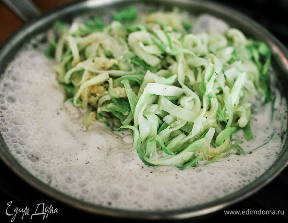 Соединить кабачки с соусом и тушить еще 3–5 минут на небольшом огне.