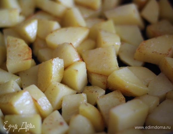 Картофель чистим, нарезаем крупными кусочками, выкладываем все на противень, солим, сбрызгиваем растительным маслом и отправляем в духовку минут на 15 при 160°C.