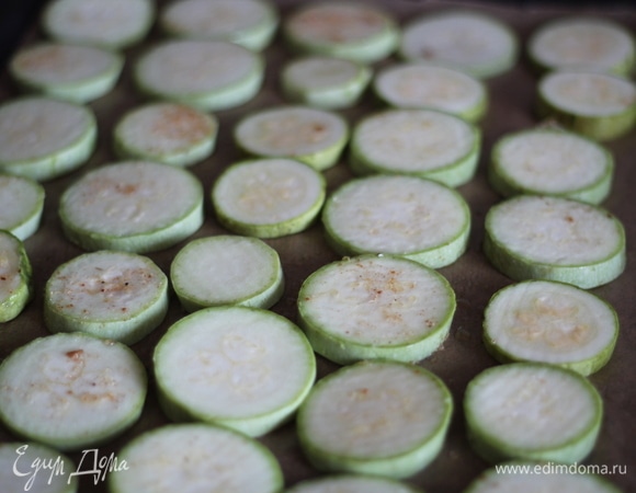 Точно так же поступаем с кабачком. Если кабачок молоденький, я его не чищу.