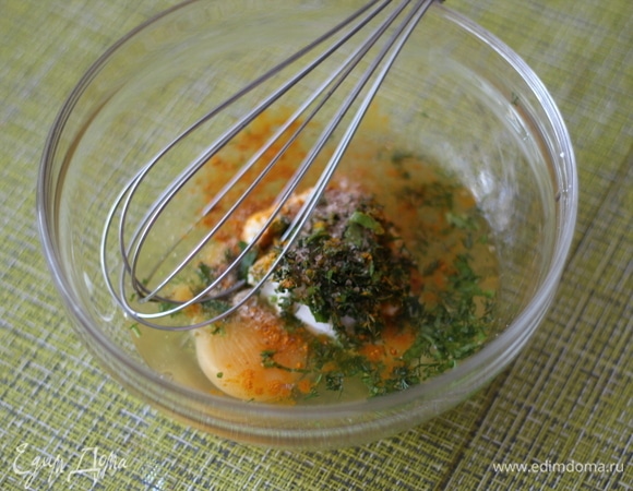 Готовим заливку для запеканки. Смешиваем яйца, сметану, специи по вкусу, мелко порубленную зелень. Хорошо перемешиваем венчиком.