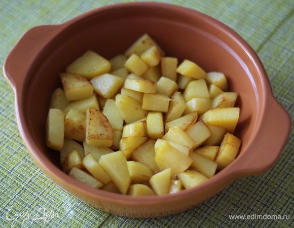 Далее в жаропрочную форму выкладываем картофель.