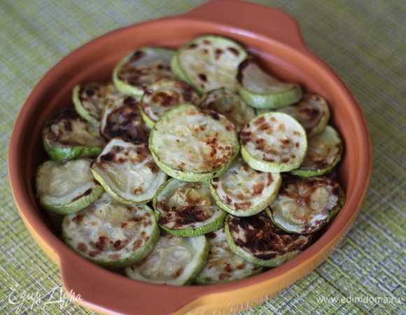 Сверху — кабачки, и заливаем яичной смесью.