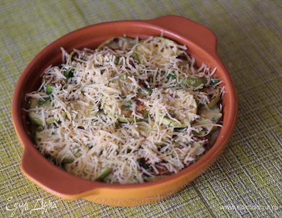 Посыпаем тертым сыром. Отправляем в духовку на 20–30 минут (зависит от размера формы и вашей духовки). Готовую запеканку немного остужаем, и можно подавать. Приятного аппетита!