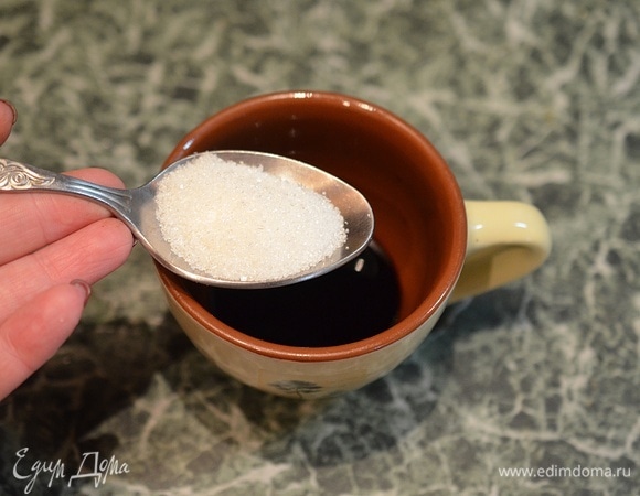 К соевому соусу добавьте сахар, влейте саке и перемешайте до полного растворения сахара.