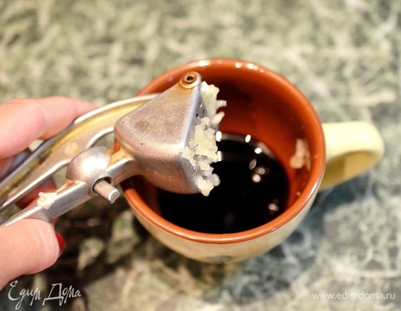 Добавьте измельченный чеснок. Можно натереть зубчик на терке, измельчить ножом или, как я, пропустить его через пресс. Также свежий чеснок вполне можно заменить на сушеный.