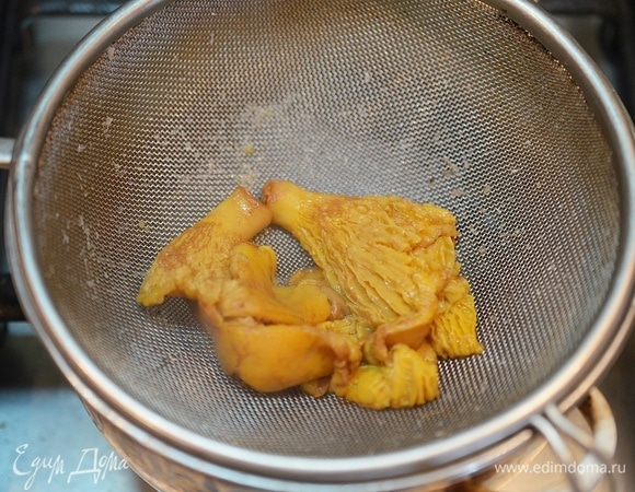 Лисички отварите в кипящей подсоленной воде в течение 5 минут, затем откиньте на сито и обсушите. Если вы используете шампиньоны, этот шаг можно пропустить и добавлять в начинку свежие нарезанные грибы.