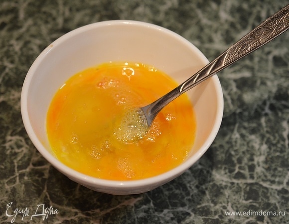 Яйца вымойте, вбейте в миску, посолите и взбейте вилкой.