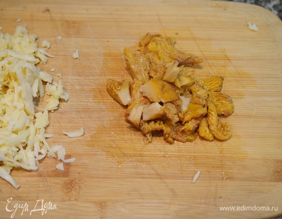 Сыр натрите на терке, лисички некрупно нарежьте.