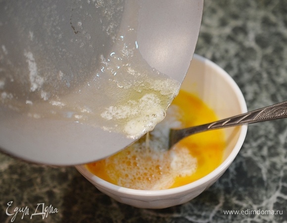 Влейте растопленное масло в яичную смесь, постоянно помешивая.
