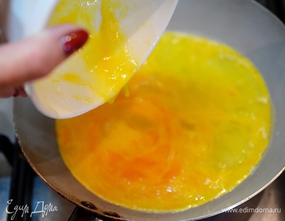 Верните сковороду на огонь и влейте в нее яичную смесь.