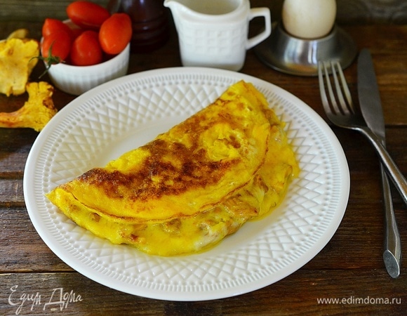 Подавайте омлет к столу сразу.