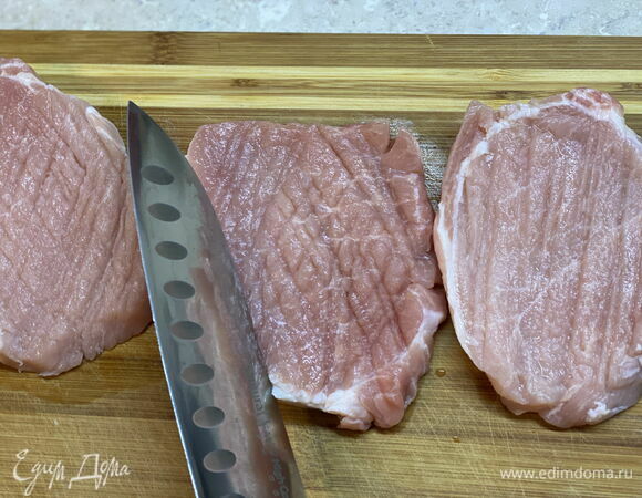 Отбейте свинину кулинарным молоточком или тыльной стороной ножа. Посолите и поперчите с обеих сторон. 