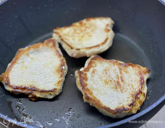 Обжарьте отбивные на небольшом количестве растительного масла по 3–4 минуты с каждой стороны. 