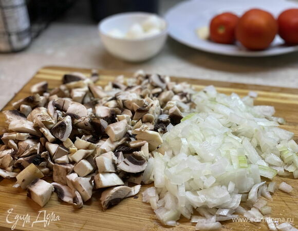 Нарежьте шампиньоны и лук средним кубиком.