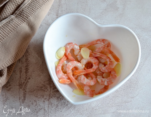 Лучше брать сырые креветки, но у меня были варено-мороженые. Добавляем оливковое масло, чеснок пластинками и сок лайма. Оставляем на 10 минут.