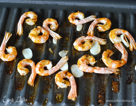 Креветки готовим на гриле буквально полминуты. Если у вас сырые креветки — до готовности.