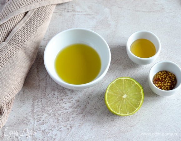 Для заправки смешиваем все ингредиенты. Мед, оливковое масло, горчицу и сок четвертинки лайма.