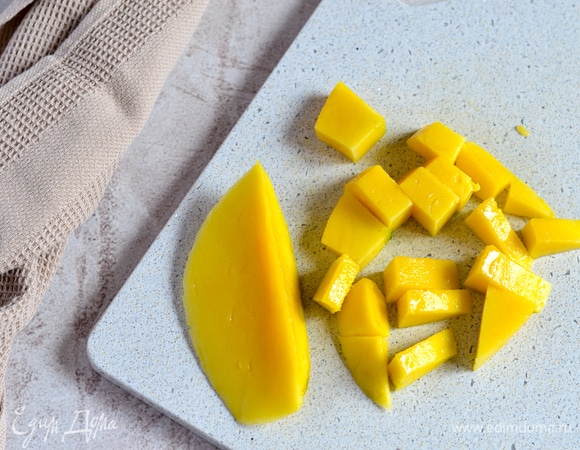 Манго нарезаем произвольно.