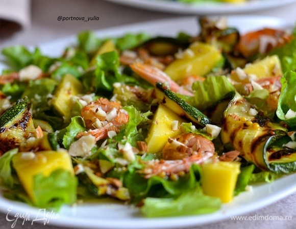 Готовый салат посыпаем рубленым миндалем или кедровыми орехами. Приятного аппетита!