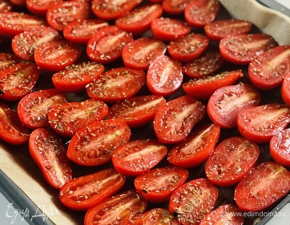 Сбрызнуть оливковым маслом, посолить, поперчить, посыпать сухими травами.