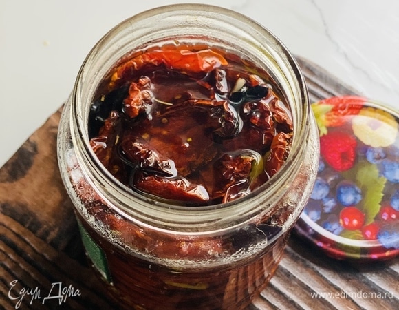 Залить помидоры горячим оливковым маслом. Как баночки остынут, убрать в холодильник.