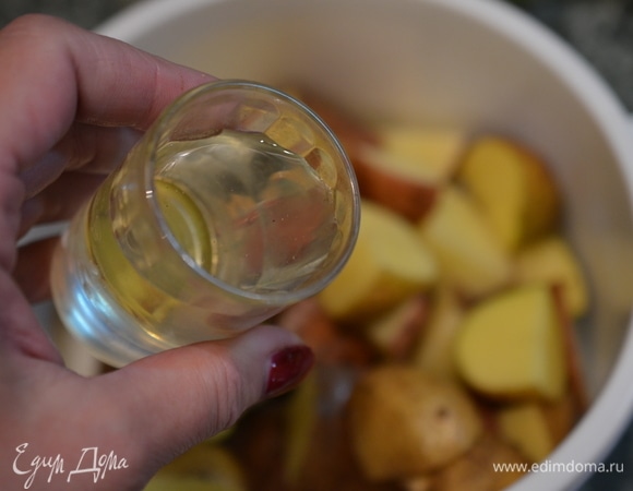 Влейте к картошке 1 ст. л. масла.