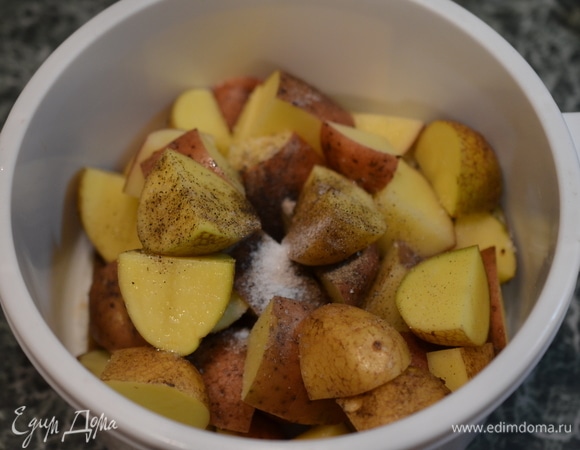 Добавьте соль, черный перец, перемешайте.