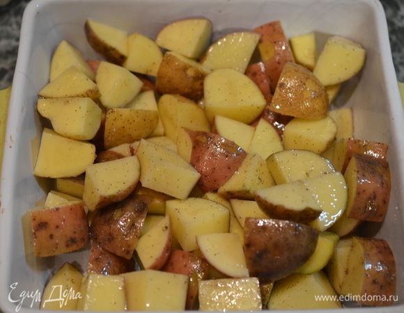 Выложите в жаропрочную форму или на противень и поставьте в разогретую до 180°C духовку минут на 30–40. Один раз перемешайте картофель, чтобы он равномерно зарумянился со всех сторон.