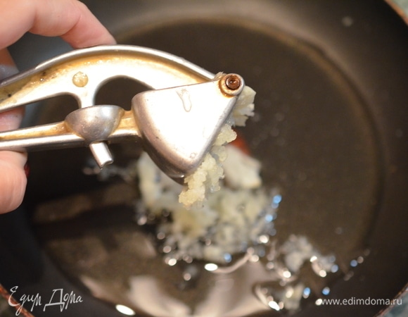 Когда картофель уже практически будет готов, в сковороде разогрейте оставшееся масло, добавьте измельченный чеснок.