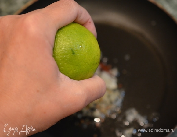 Влейте сок лайма.