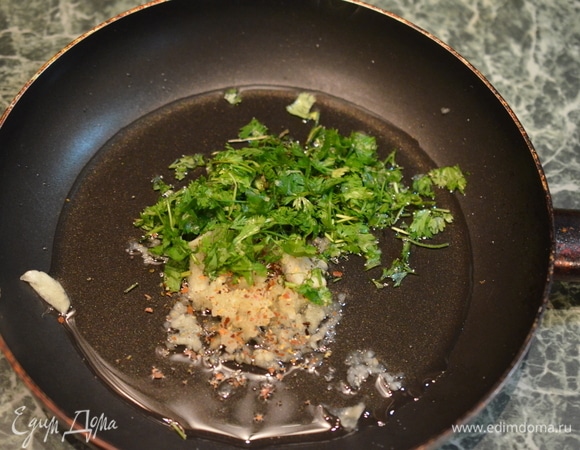 Добавьте оставшиеся специи и измельченную зелень петрушки.