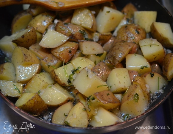 Добавьте запеченный в духовке картофель, перемешайте и обжаривайте все на среднем огне минут 5–7.