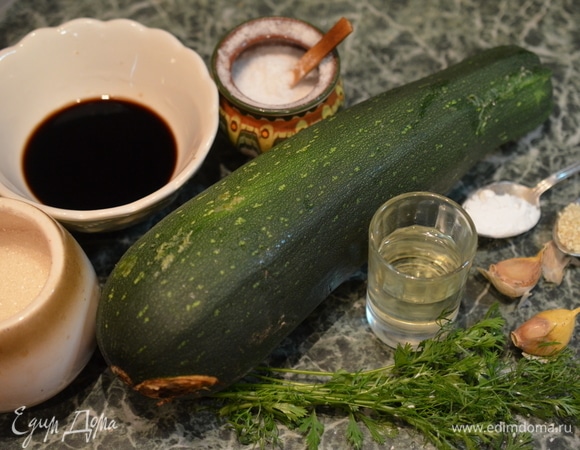 Приготовьте все необходимые продукты. Кабачки по возможности берите молоденькие: с тонкой шкуркой и практически без семечек. Масло подойдет любое растительное, а свежий чеснок вполне можно заменить сушеным.