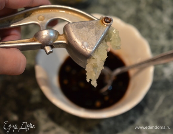 Смешайте соевый соус, сахар, крахмал и измельченный чеснок. Я пропустила его через пресс, но можно натереть зубчик на терке или измельчить ножом.