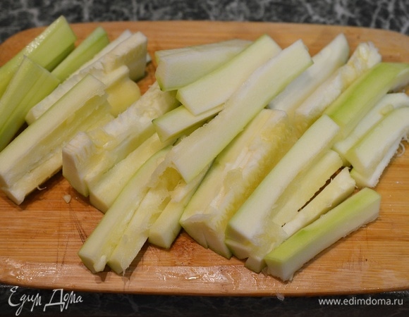 Кабачки очистите (молодые можно не чистить), удалите семечки и нарежьте тонкими палочками.