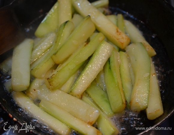 В сковороде разогрейте масло и обжарьте кабачки до румяности. Примерно минут 7–10.