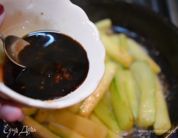 Соевый маринад еще раз перемешайте, так как крахмал мог осесть, и вылейте в сковороду.